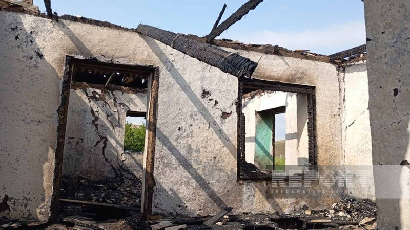 Cəlilabadda birmərtəbəli yaşayış evi külə dönüb