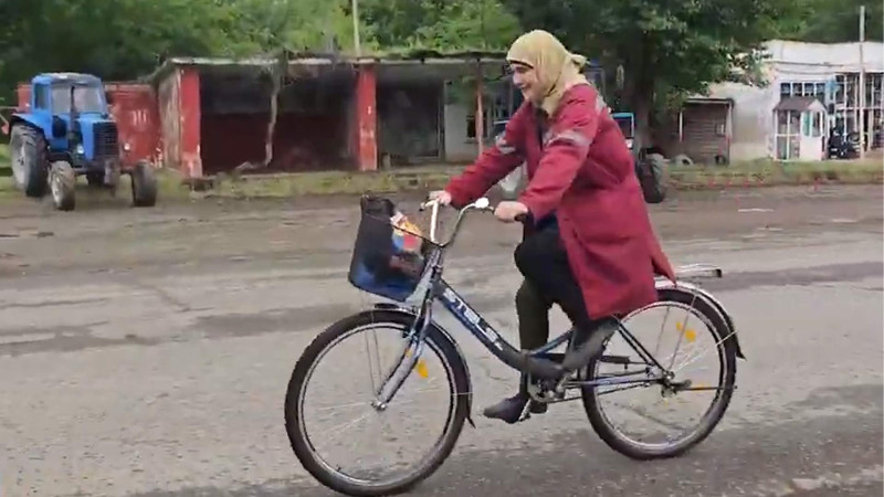 Masallıda velosipedlə işə gedən qadına yeni velosiped hədiyyə olunub