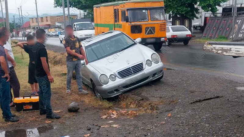 Lənkəranda sürücü üstüaçıq xəndəyi görməməsi nəticəsində qəza törədib