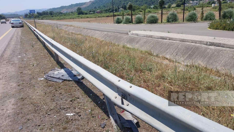 Lənkəranda avtomobil məhəccərə çarpılıb: 3 nəfər xəsarət alıb