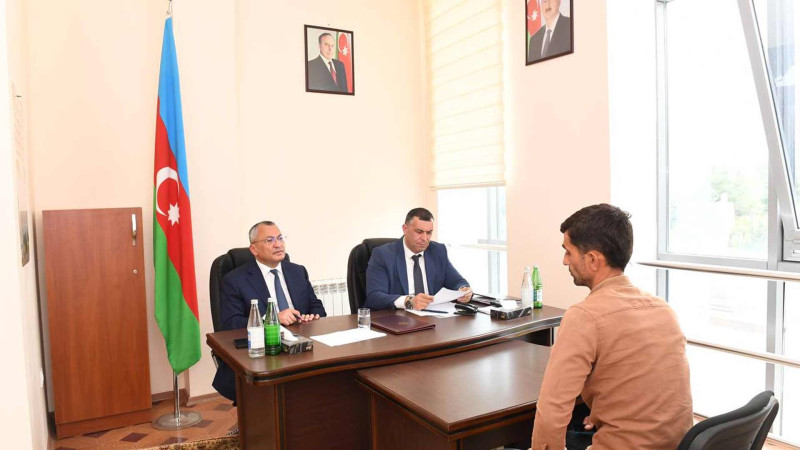 Komitə sədri Rövşən Rzayev sakinlərin müraciətlərini dinləyib