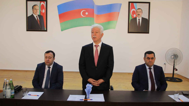 Rafiq Cəlilov İncilli kənd sakinlərinin müraciətlərini dinləyib