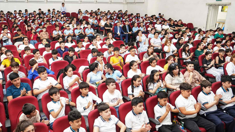 Lənkəranda 600-ə yaxın şagird “Haqqın 44 günü” tamaşasını izləyib