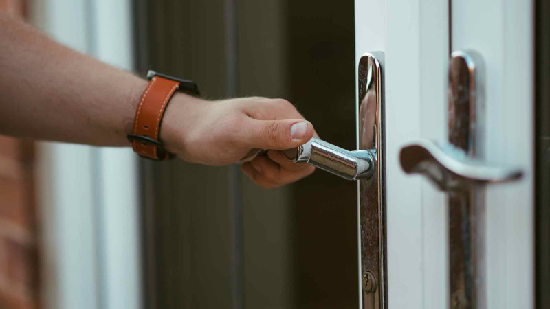 Lənkəranda mənzildə köməksiz qalan vətəndaşa yardım edilib