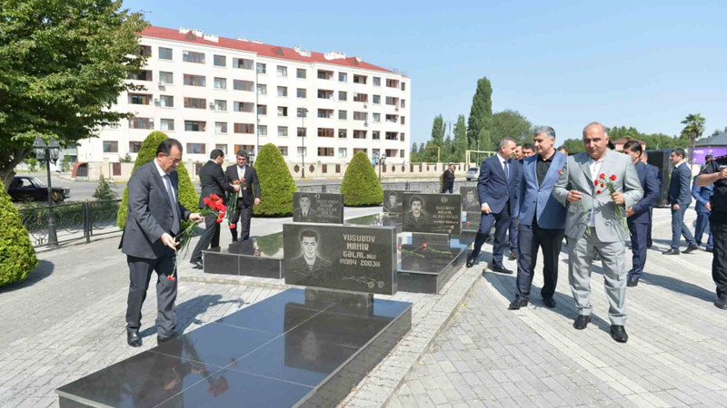 Taleh Qaraşov Aşura günü şəhidlərimizin məzarlarını ziyarət edib