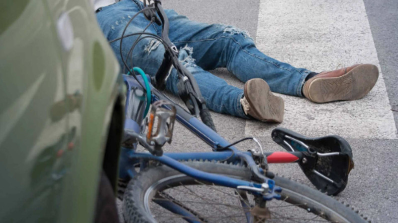 Lənkəranda avtomobil velosipedçini vurub