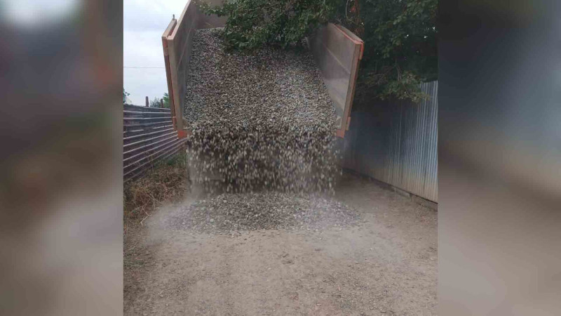 Məmmədrzalı kəndində kənddaxili yollara çınqıl materialı tökülüb