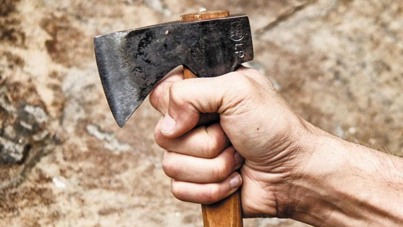 Qayınanasını baltalayan Cəlilabad sakini hadisə yerindən qaçıb