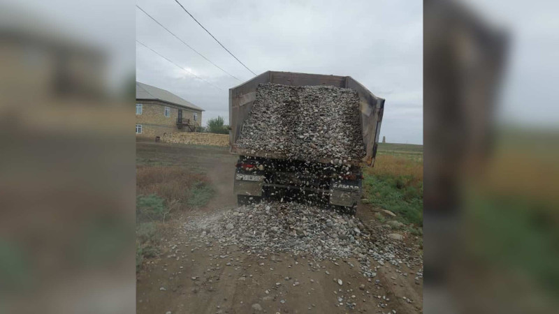 Günəşli kəndində yolların təmiri davam edir