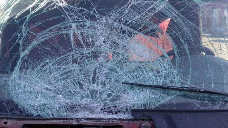 Biləsuvarda maşın boruya çırpılıb, sürücü xəsarət alıb