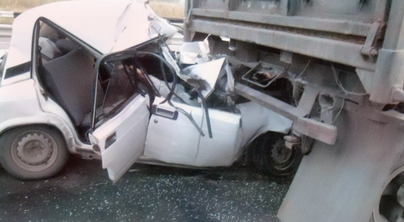 Astarada minik avtomobili KamAZa çırpılıb