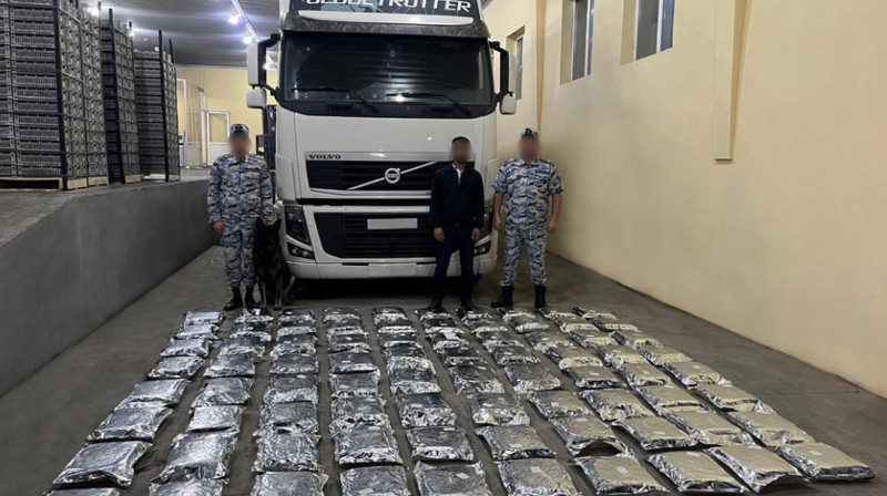 “Gavalı və üzüm” aparan avtomobildən kiloqramlarla narkotik aşkarlanıb