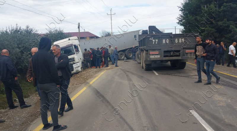 Astarada yük maşını kanala düşdü