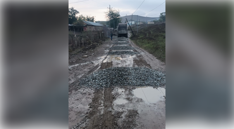 Cəlilabadda kənd yolları təmir edilir