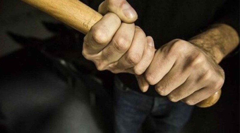 Cəlilabadlı yoldaşını odun parçası ilə döydü