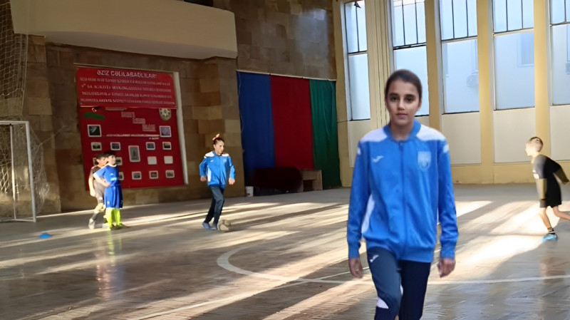 Cəlilabadda oğlanlarla futbol oynayan qız - VİDEO