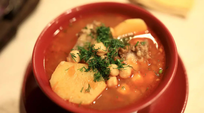 Həkim qaynar yeməklərin ölümcül təhlükəsi barədə xəbərdarlıq etdi