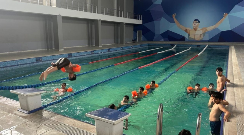 Nazirlik məktəblilərə üzməyi öyrədir