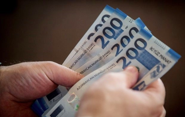 Azərbaycanda dövlət qulluqçularının aylıq vəzifə maaşları artırılıb