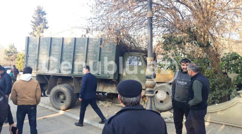 Biləsuvarda qəza: Məktəblilər son anda xilas oldular