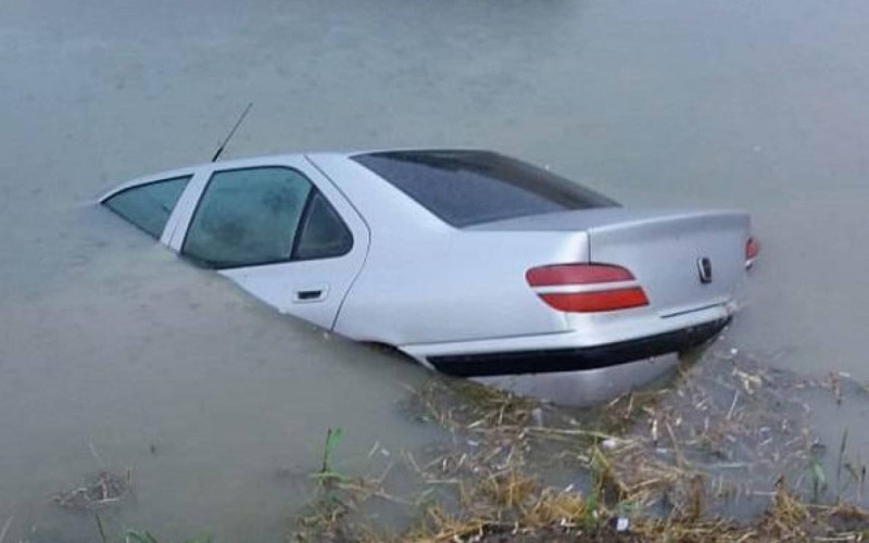 Biləsuvarda maşın kanala düşüb