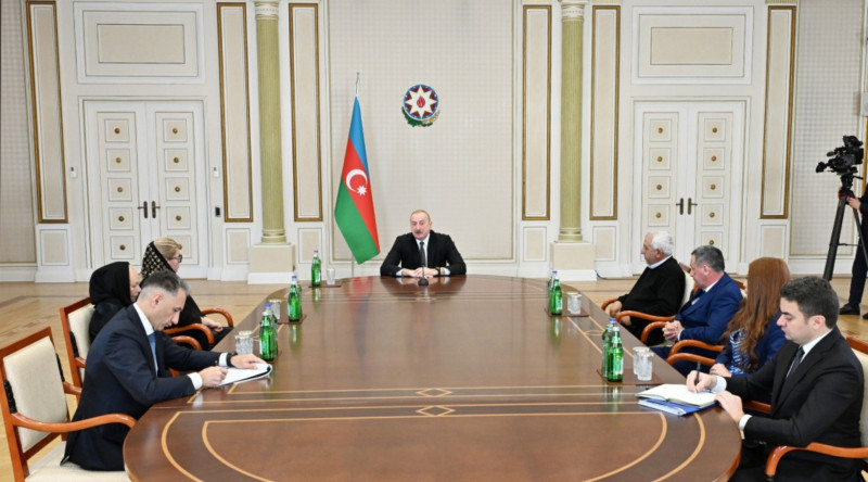 Prezident təyyarə qəzasında həlak olan ekipaj heyətinin ailə üzvləri və sağ qalan bələdçilərlə görüşüb - FOTO - YENİLƏNİB