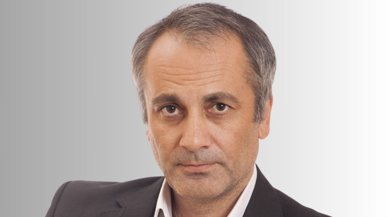 Əməkdar artist Elşən Rüstəmovun doğum günüdür