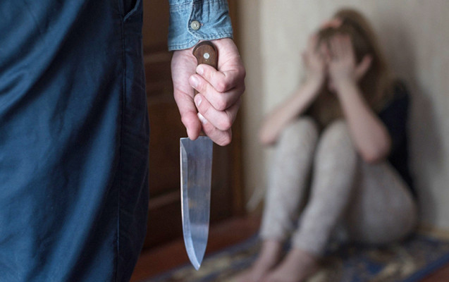 Lənkəranda kişi arvadını bıçaqladı - VİDEO