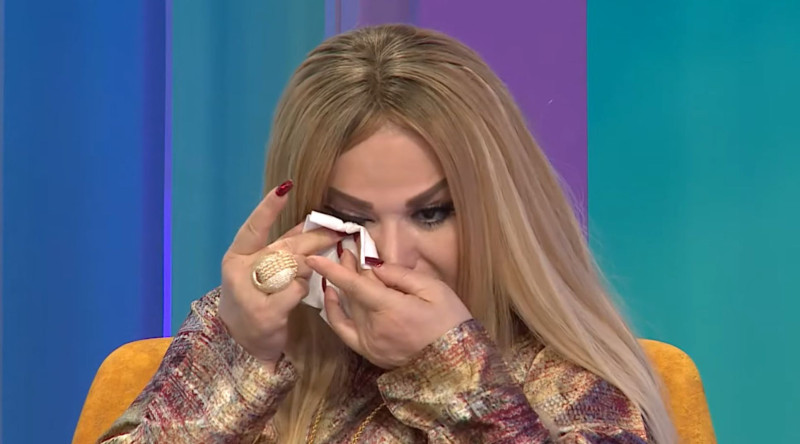 Astaralı müğənni efirdə ağladı - VİDEO