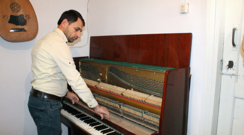 Fortepianoları kökləyən lənkəranlı müəllim: “Yeni ustaların yetişməsini istəyirəm”