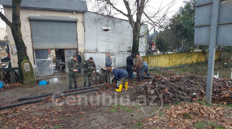 Lənkəranda yağış sularına qərq olan qəbiristanlığa FHN əməkdaşları cəlb edilib - VİDEO