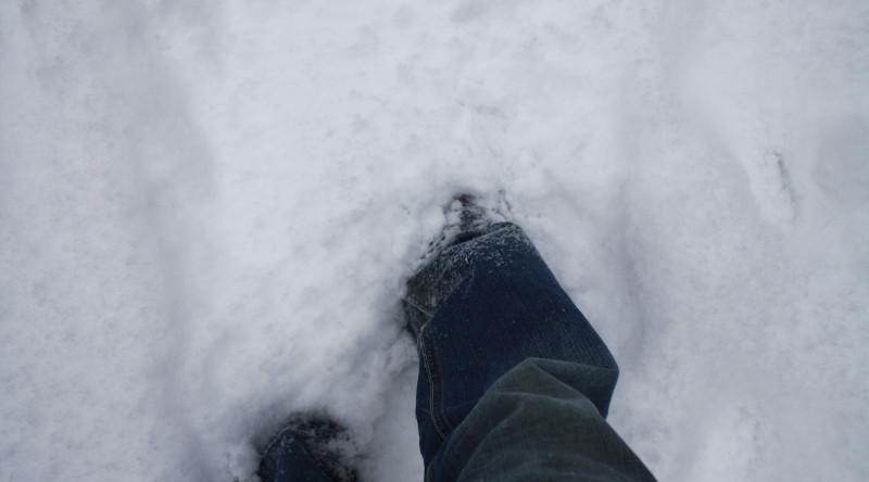 Lerikdə müəllim və şagirdlər şaxtalı və qarlı havada məktəbə gedirlər