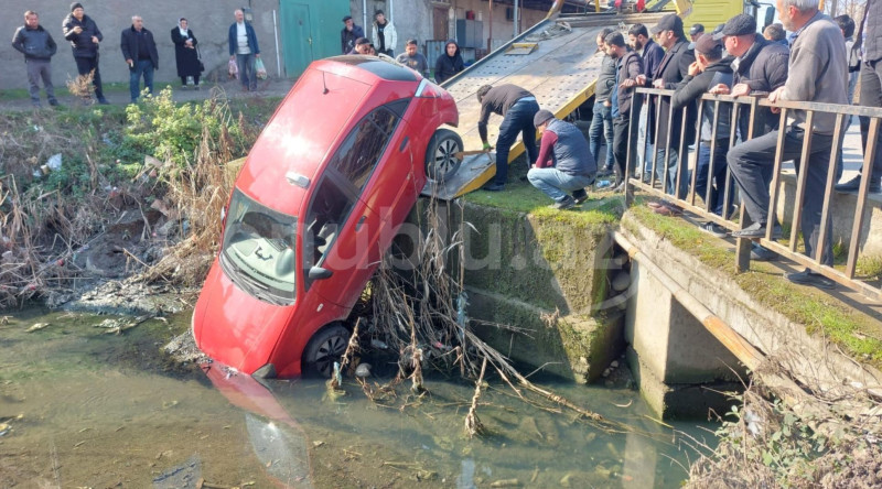 Lənkəranda avtomobil kanala aşıb - VİDEO