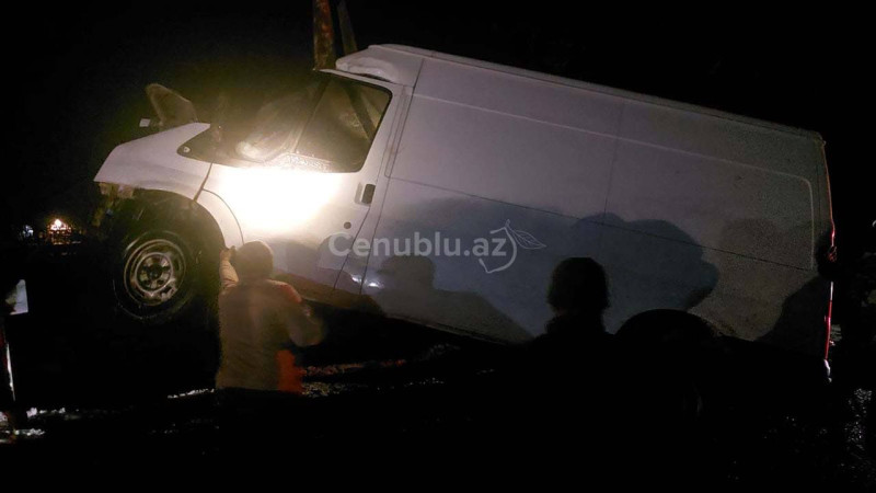 Lənkəranda yük avtomobili idarəetməni itirərək çaya düşüb - FOTO