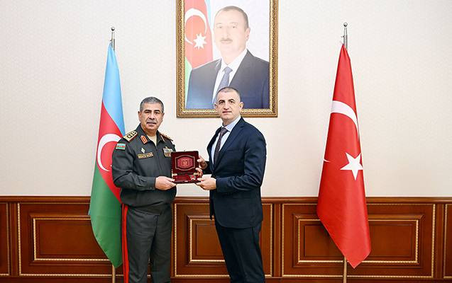 Astaralı general-polkovnik Zakir Həsənov Haluk Bayraktarı təltif etdi