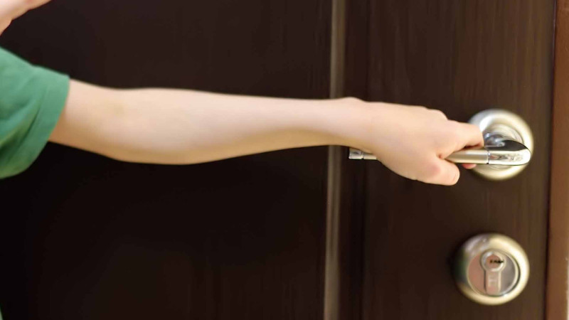 Lənkəranda uşaq köməksiz vəziyyətdə qalıb