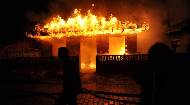 Yardımlıda ev yanıb