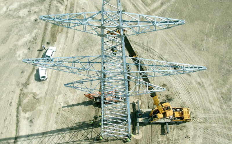 “Biləsuvar” günəş elektrik stansiyasına ötürmə xətləri tikilir - VİDEO