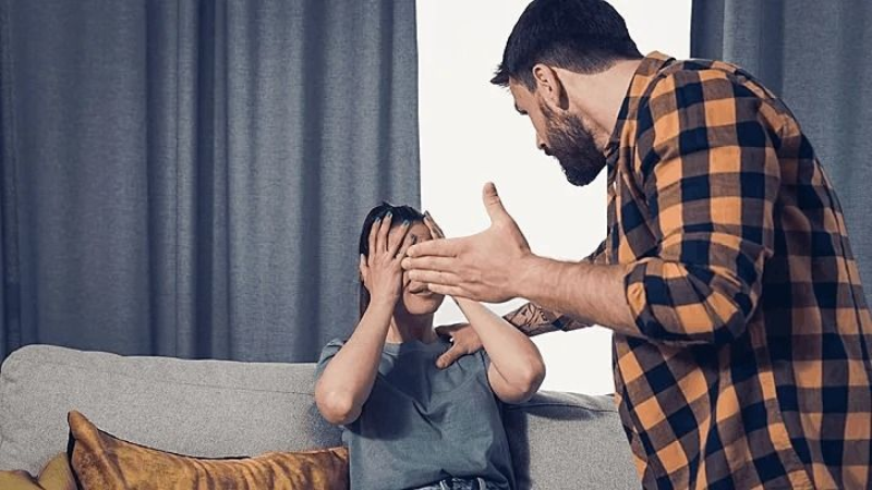 Biləsuvarda kişi “TikTok”da video paylaşan SEVGİLİSİNİ DÖYDÜ