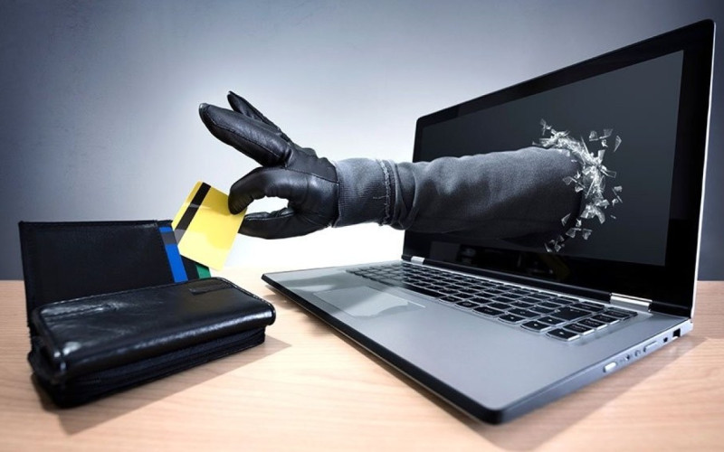 Bank kartlarından yenə pul oğurladılar