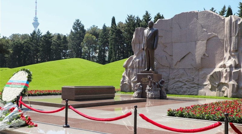 İlham Əliyev və Mehriban Əliyeva Fəxri xiyabanda Ulu Öndər Heydər Əliyevin məzarını ziyarət ediblər