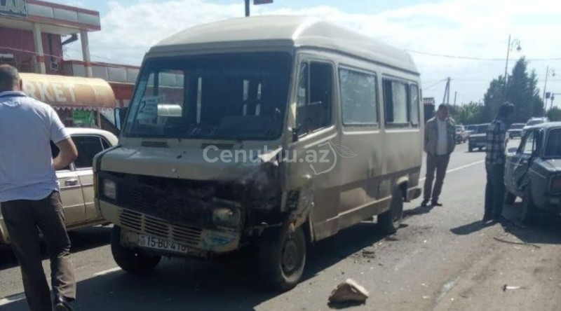 Cəlilabadda mikroavtobus minik avtomobili ilə toqquşub