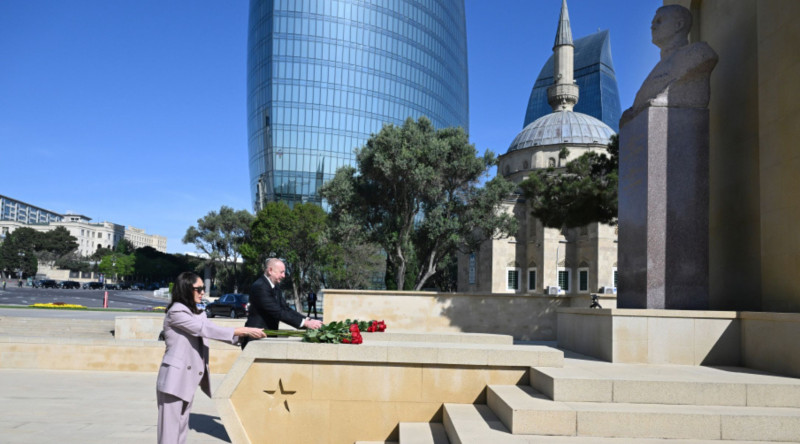 Prezident və birinci xanım faşizm üzərində Qələbə uğrunda mübarizədə həlak olan azərbaycanlıların xatirəsini anıblar - YENİLƏNİB