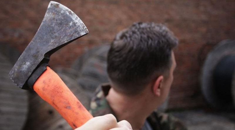 Arvadını qucaqlayan müəllimi baltaladı - Cəlilabadda dəhşətli CİNAYƏT