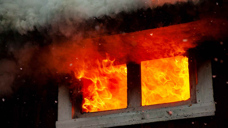 Masallıda 2 mərtəbəli ev yanıb