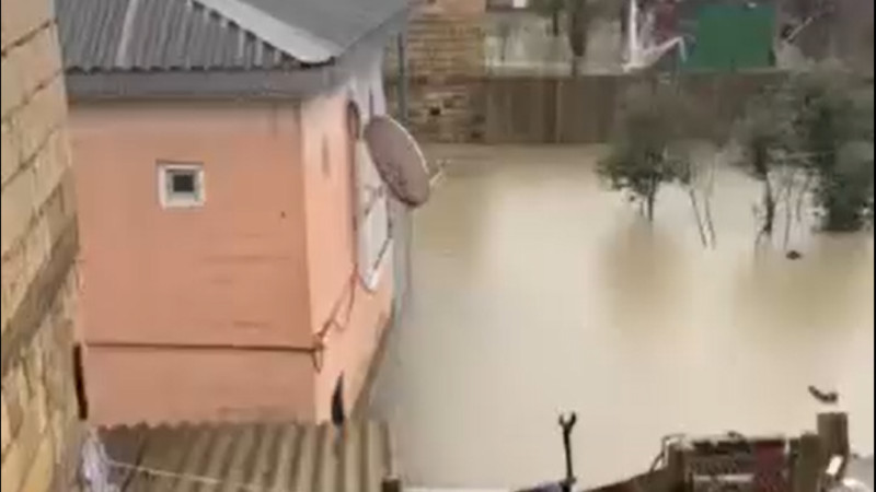 Lənkəranın mərkəzində evləri su basıb