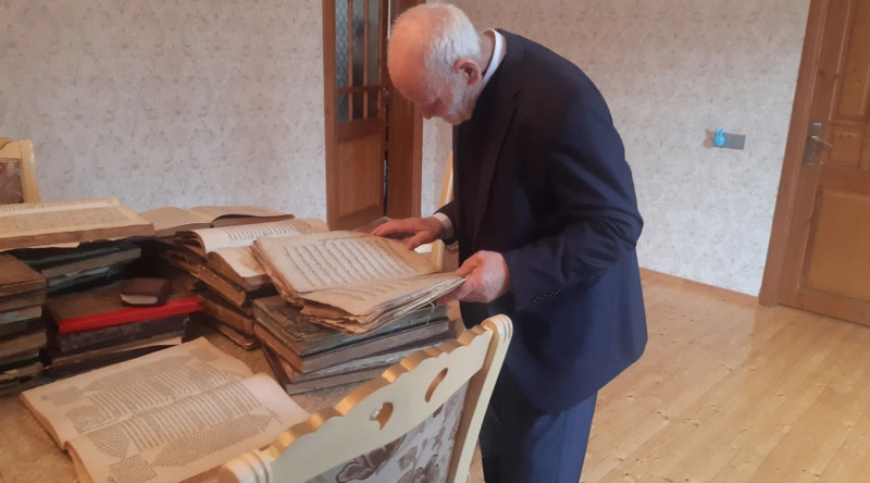 Biləsuvarda 88 yaşlı kişi evində 5 əsrlik kitabları qoruyur