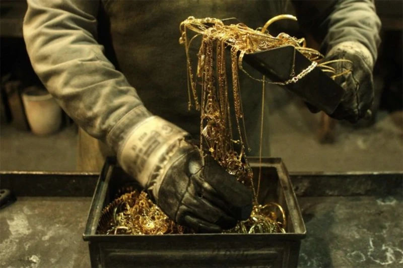 Atasının evindən 12 min manatlıq qızıl oğurlayan oğul tutuldu