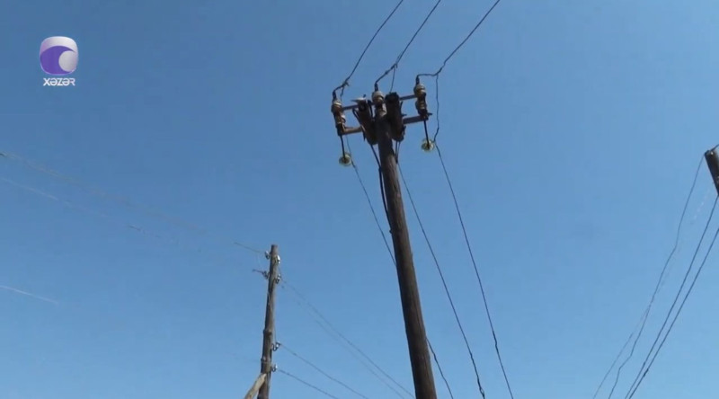 Cəlilabadda elektrik dirəyinin yaratdığı TƏHLÜKƏ