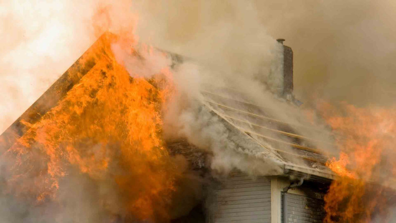 Lənkəranda birmərtəbəli ev yanıb